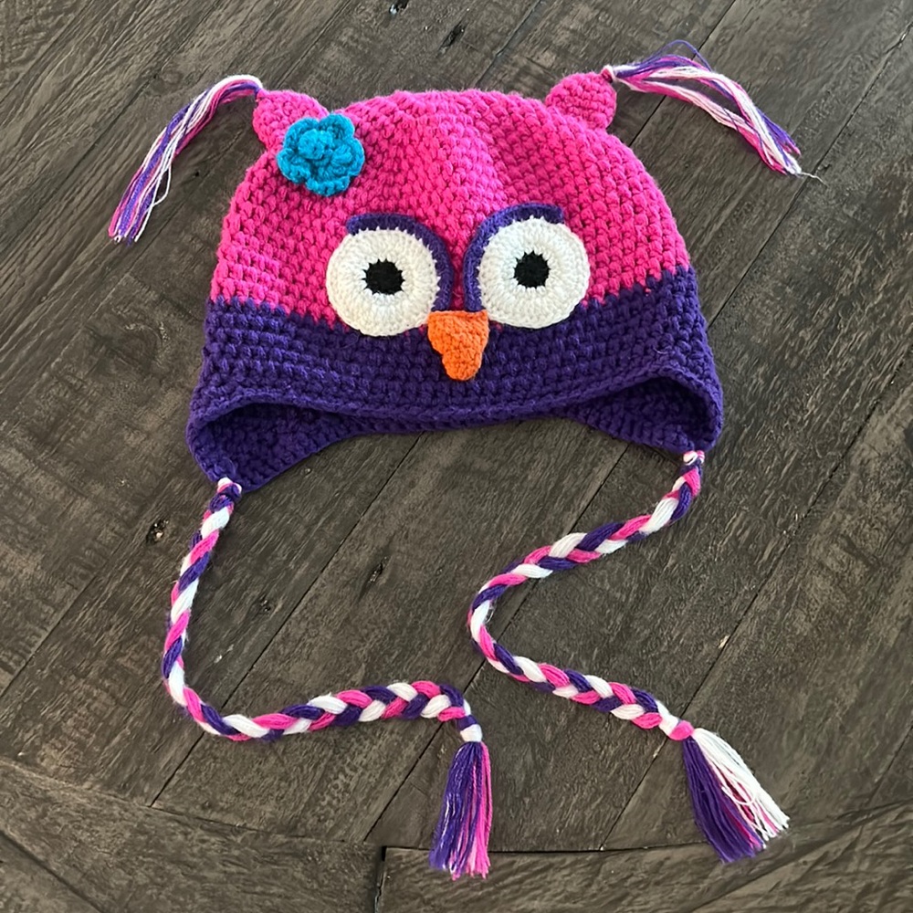CUTE KNIT KIDS HAT THAT HAS A BIRD FACE. GREAT CONDITION/BUNDLE TO SAVE
